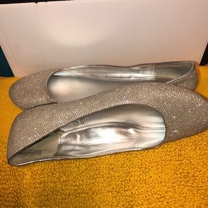 🌺WORTHINGTON Silver flat shoes 🥿🌺